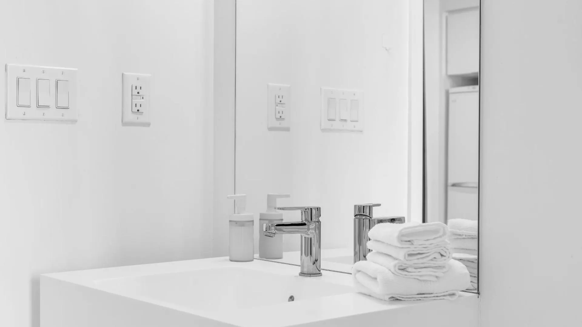 Apartment Downtown Condo - Free Parking/Self Check-In Toronto